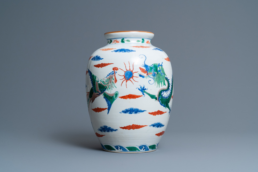 Een Chinese wucai vaas met een draak en een feniks, 19e eeuw