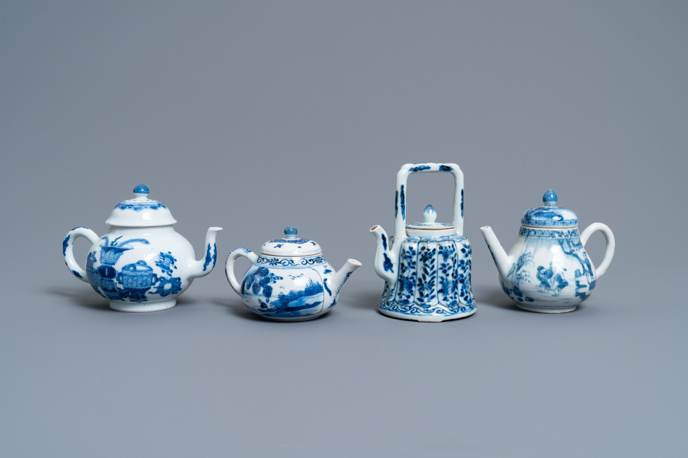Vier Chinese blauw-witte theepotten met deksels, Kangxi
