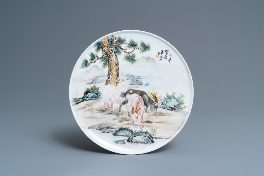 Une assiette en porcelaine de Chine famille rose &agrave; d&eacute;cor de ch&egrave;vres, R&eacute;publique