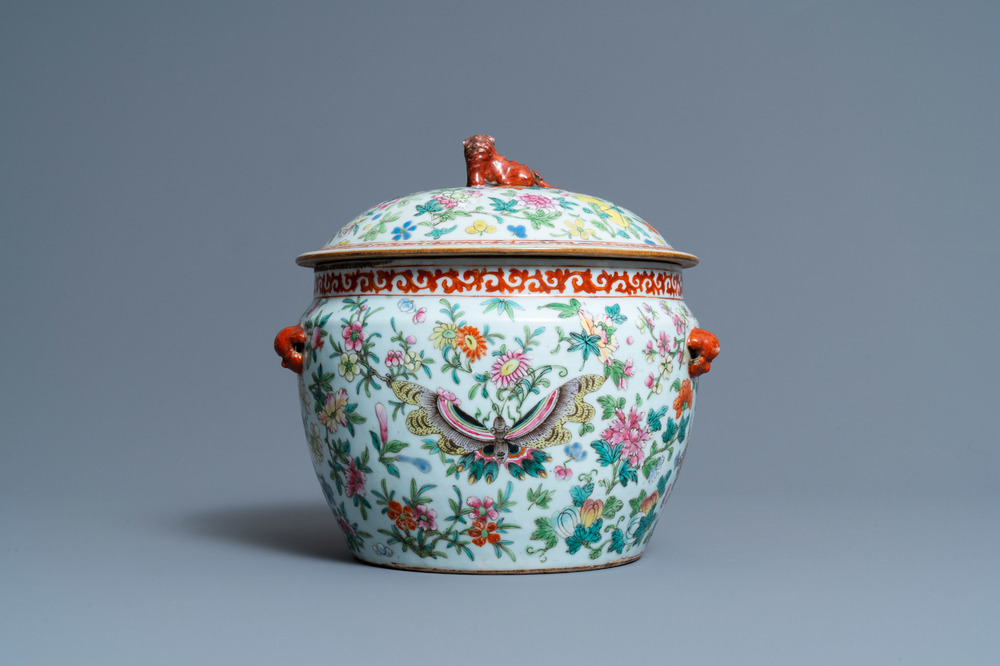 Un bol couvert de type 'kamcheng' en porcelaine de Chine famille rose &agrave; d&eacute;cor de papillons, 19&egrave;me