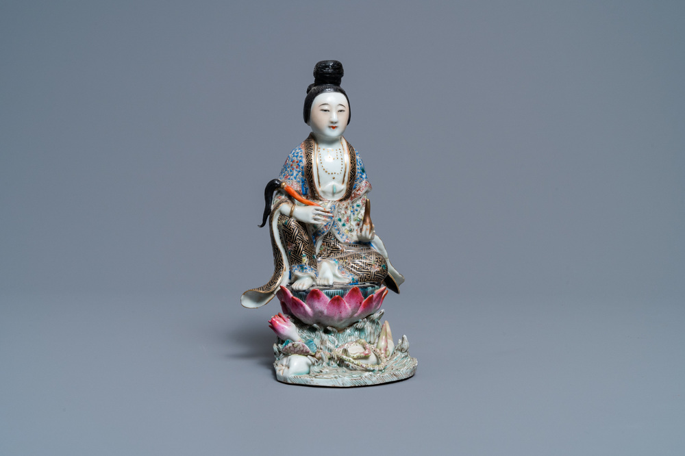 Une figure d'une femme assise sur un tr&ocirc;ne de lotus en porcelaine de Chine famille rose, 19&egrave;me