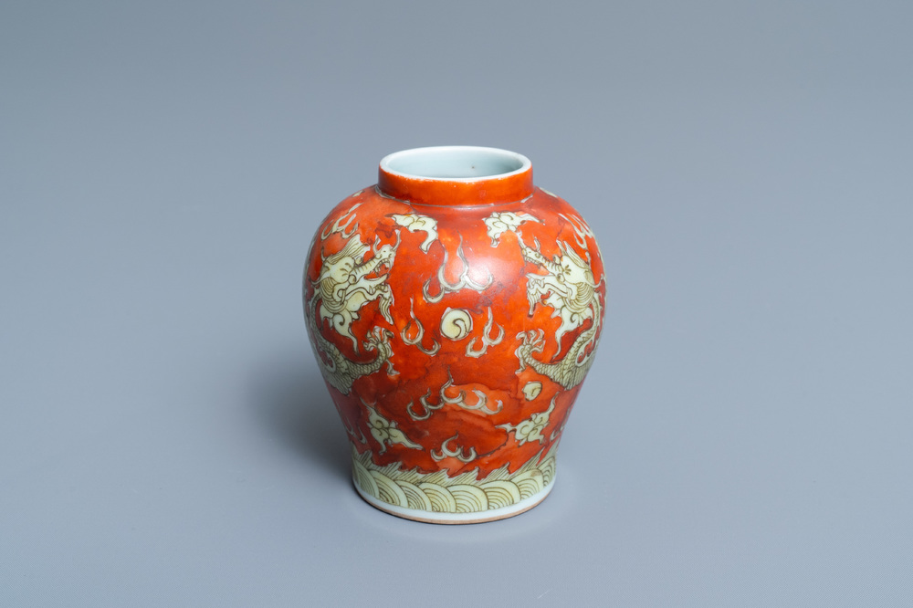 Un petit vase en porcelaine de Chine en rouge de fer et jaune &agrave; d&eacute;cor de dragons, marque de Wanli, 19&egrave;me