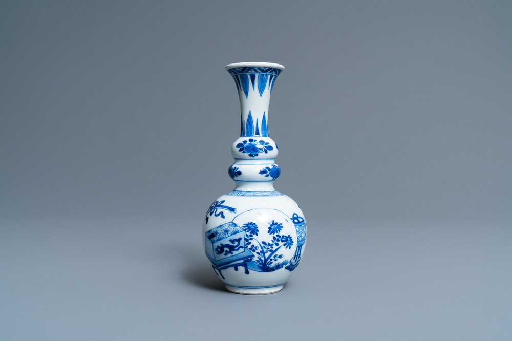 Een Chinese blauw-witte kalebasvaas met antiquiteiten, Kangxi