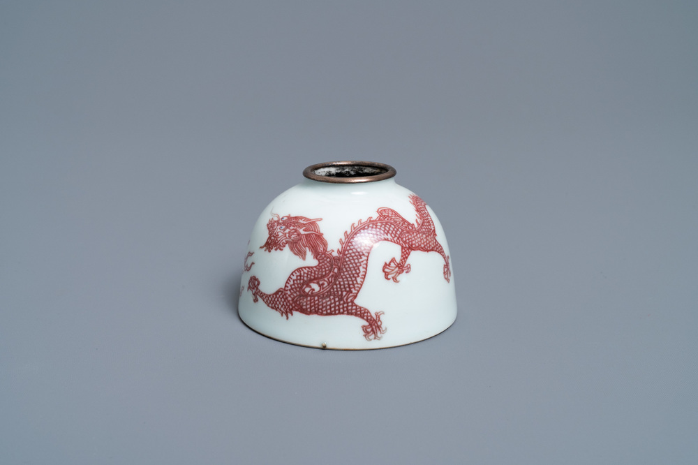 Een Chinese koperrode penselenwasser met een draak, 18/19e eeuw