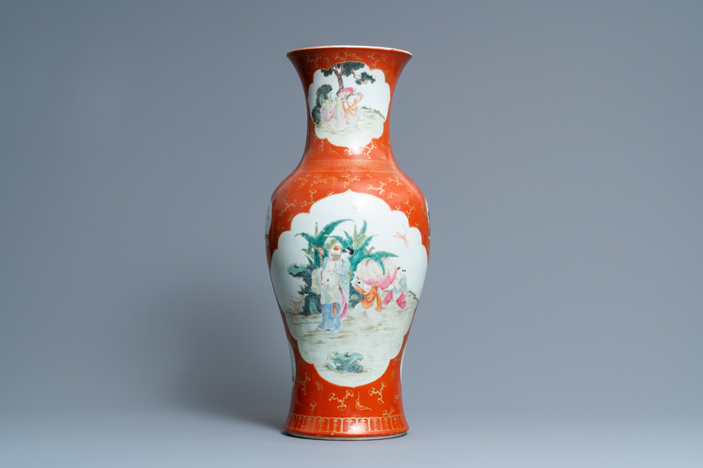 Un vase en porcelaine de Chine famille rose &agrave; fond rouge de corail, marque de Qianlong, R&eacute;publique