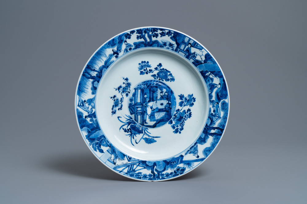 Un plat au m&eacute;daillon central augment&eacute; en porcelaine de Chine en bleu et blanc, Kangxi