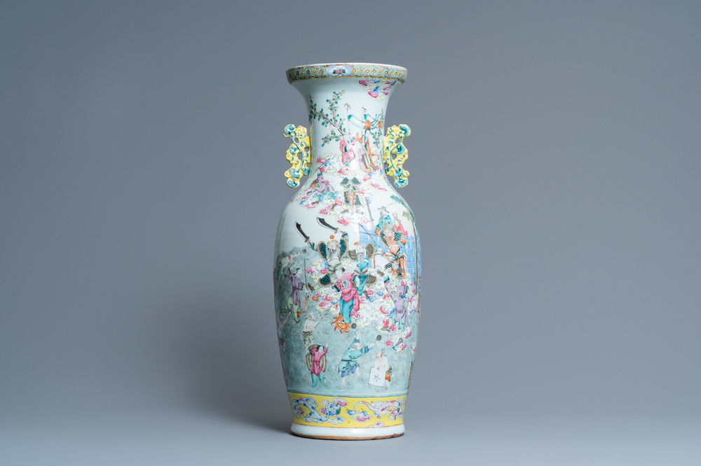 Een Chinese famille rose 'onsterfelijken' vaas, 19e eeuw