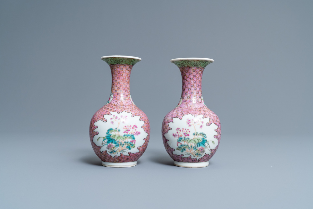 Une paire de vases de forme bouteille en porcelaine de Chine famille rose, 19/20&egrave;me