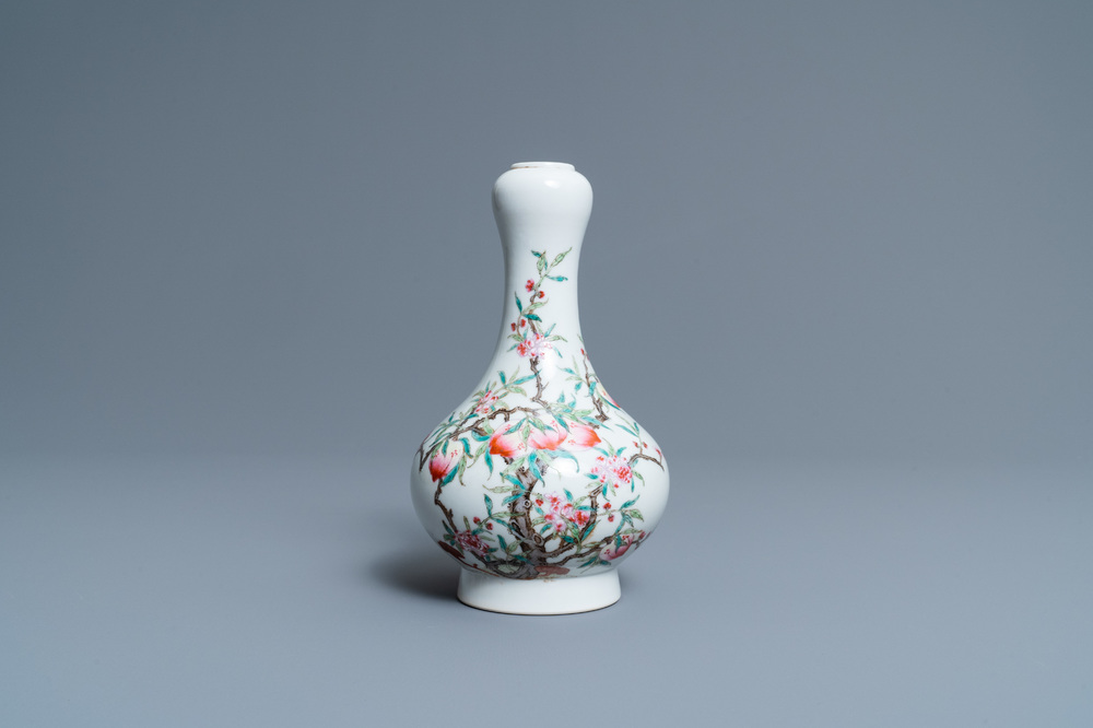 Un vase en porcelaien de Chine famille rose &agrave; d&eacute;cor de p&ecirc;ches, marque 'Dun mu tang zhi', R&eacute;publique
