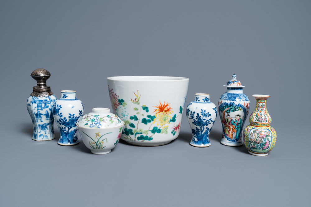 Een diverse collectie Chinees famille rose en blauw-wit porselein, 18/19e eeuw