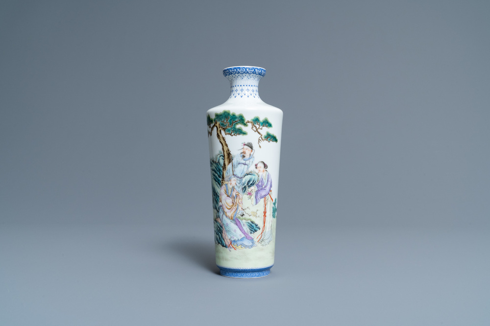 Un vase de forme rouleau en porcelaine de Chine famille rose, marque de Qianlong, R&eacute;publique