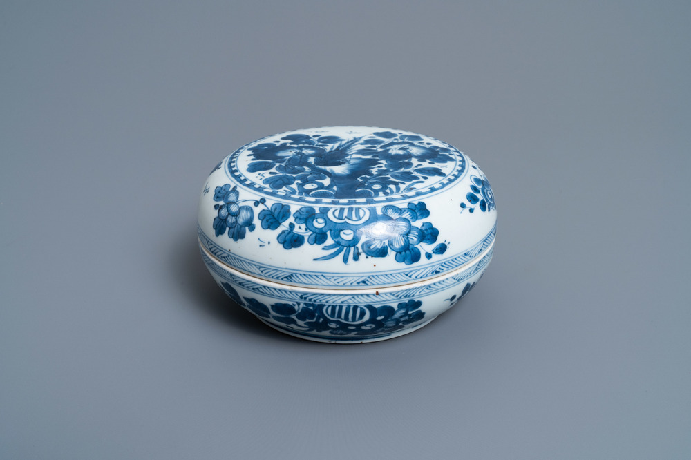 Een Chinese blauw-witte dekseldoos, Kangxi