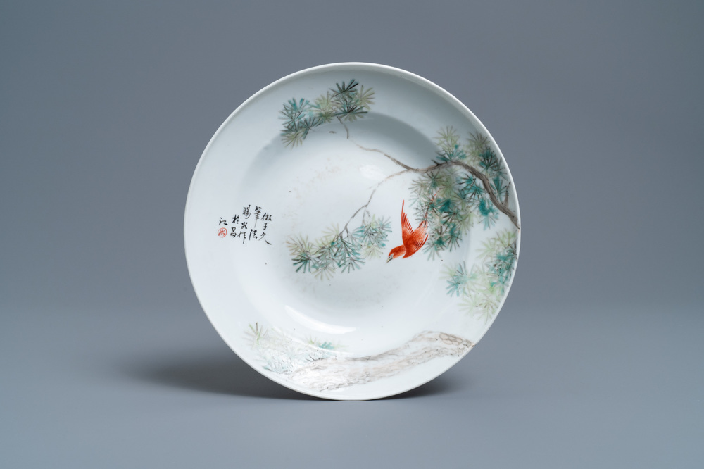 Un plat en porcelaine de Chine qianjiang cai &agrave; d&eacute;cor d'un oiseau en vol, 19/20&egrave;me
