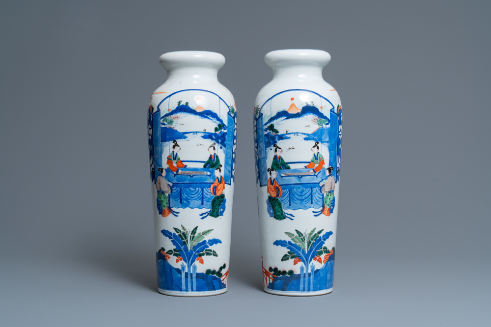 Une paire de vases de forme rouleau en porcelaine de Chine wucai, 19&egrave;me