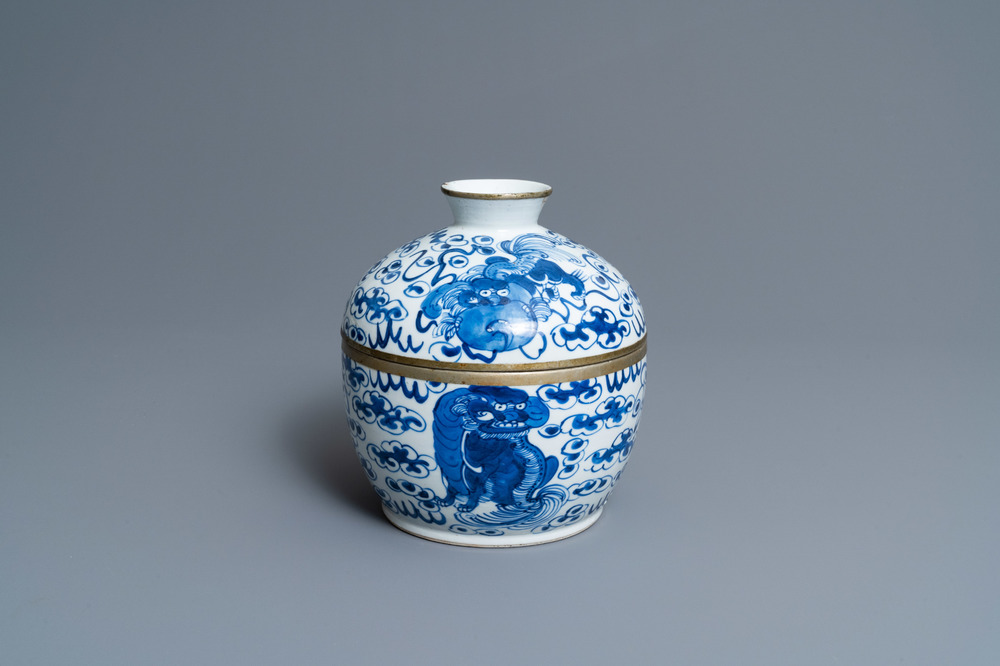 Un bol couvert en porcelaine de Chine en bleu et blanc &agrave; d&eacute;cor de lions bouddhistes, 19&egrave;me