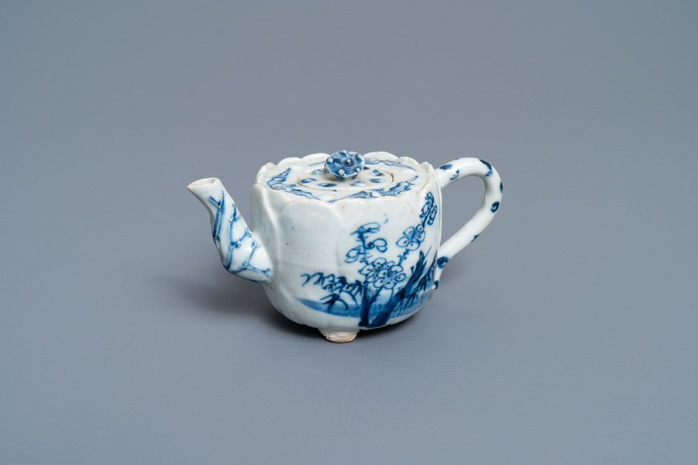 Une th&eacute;i&egrave;re tripode couverte en porcelaine de Chine en bleu et blanc en forme de lotus, Kangxi
