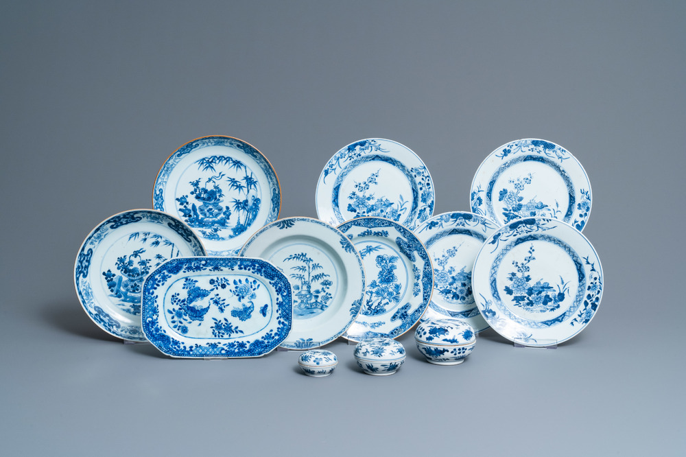 Acht Chinese blauw-witte schotels, een schaal en drie dekseldoosjes, Yongzheng en later