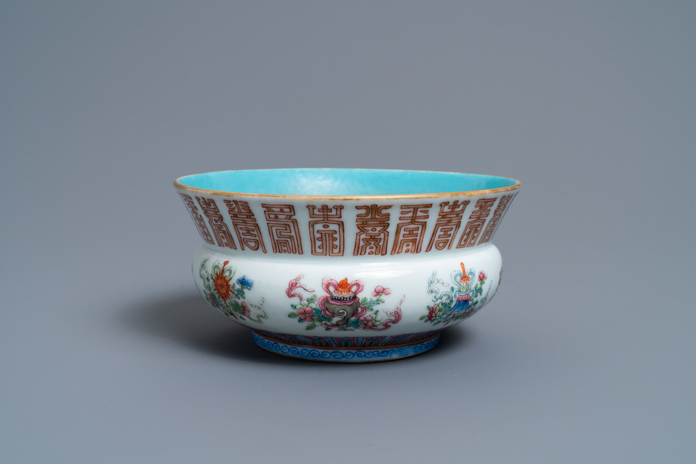 Un crachoir 'zhadou' en porcelaine de Chine famille rose, marque et &eacute;poque de Xianfeng
