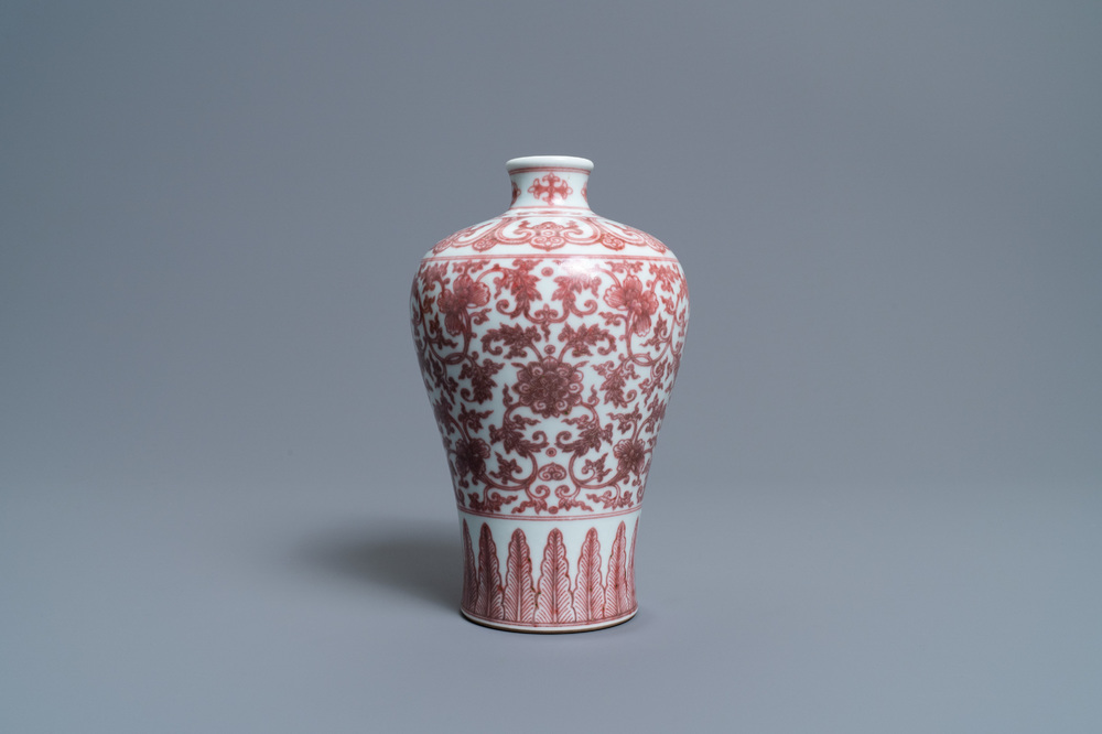 Un vase de forme 'meiping' en porcelaine de Chine en rouge de cuivre &agrave; d&eacute;cor de rinceaux de pivoines, marque de Qianlong, 19/20&egrave;me