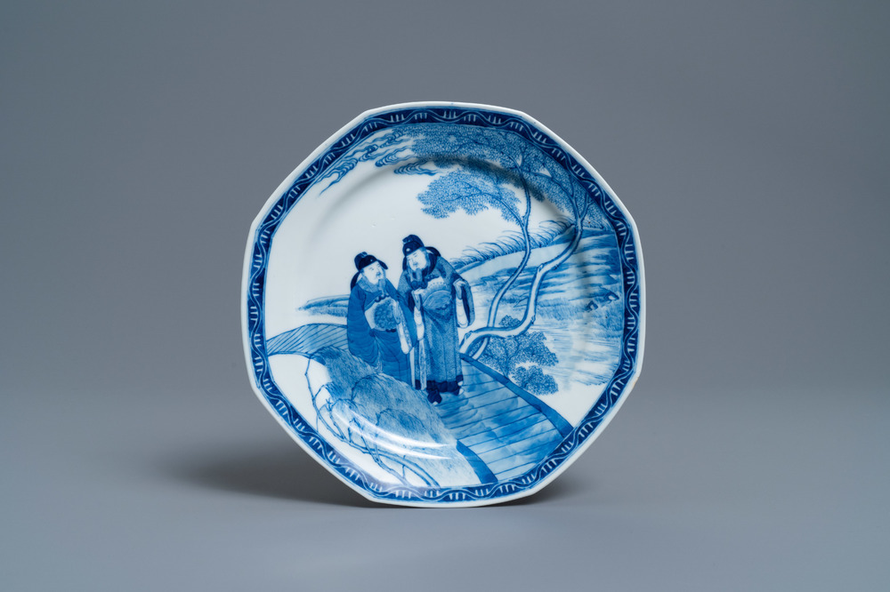 An octagonal Chinese blue and white plate, 'Fu hai cang zhen' mark, 19th C.