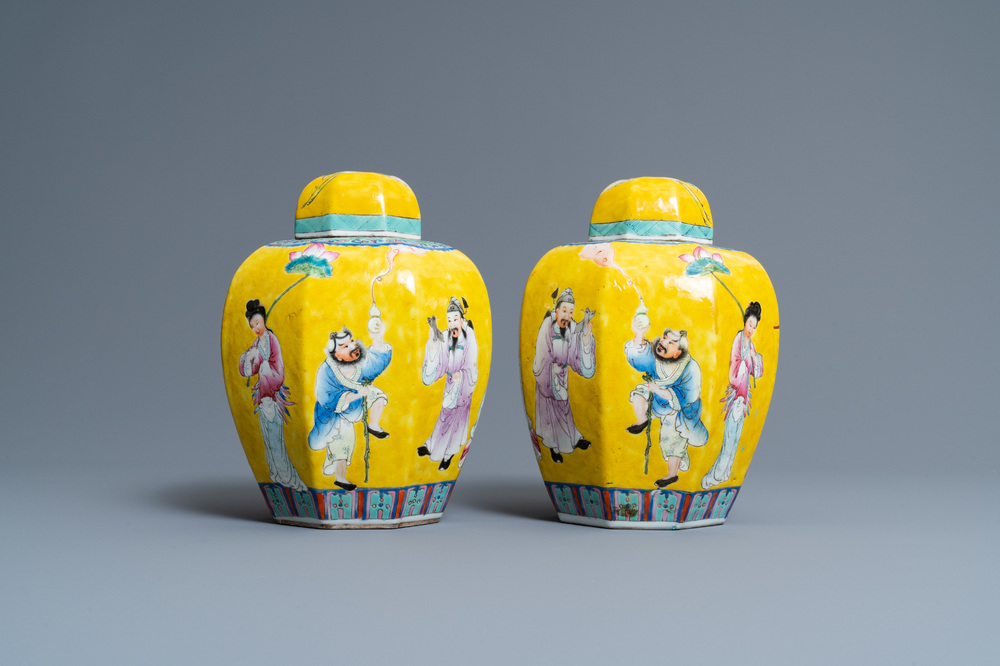 Une paire de pots couverts en porcelaine de Chine famille rose &agrave; d&eacute;cor d'immortels, marque de Jiaqing, R&eacute;publique