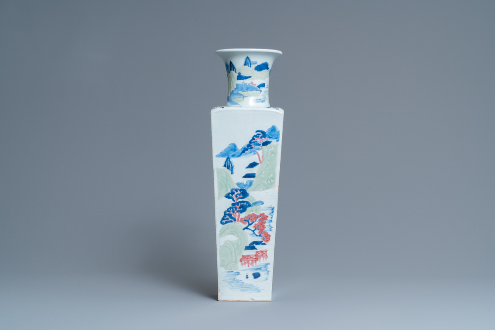 Een Chinese taps oplopende vierkante vaas met blauw-wit, celadon en koperrood decor, Kangxi