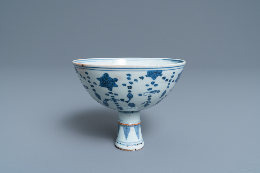 Un bol sur piedouche en porcelaine de Chine en bleu et blanc, Ming
