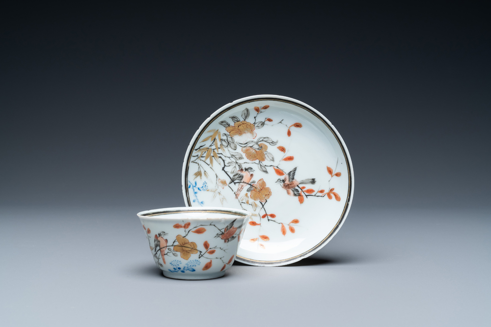 Une tasse et soucoupe en porcelaine de Chine grisaille, dor&eacute; et rouge de fer, Yongzheng