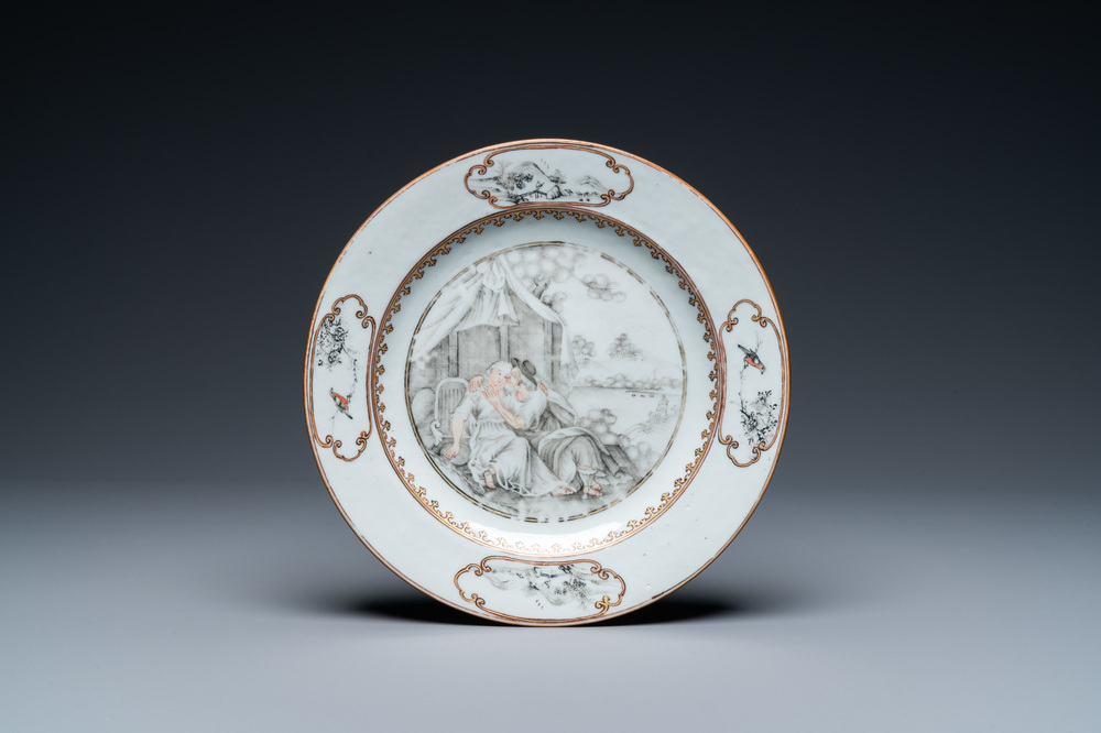 Une assiette en porcelaine de Chine grisaille &agrave; sujet religieux figurant Suzanne et un des vieillards, Qianlong