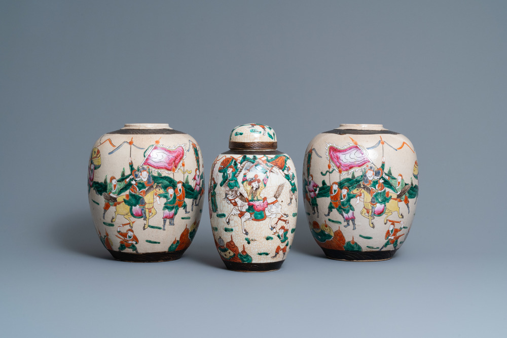 Een paar Chinese Nanking famille rose potten en een dekselpot, 19e eeuw