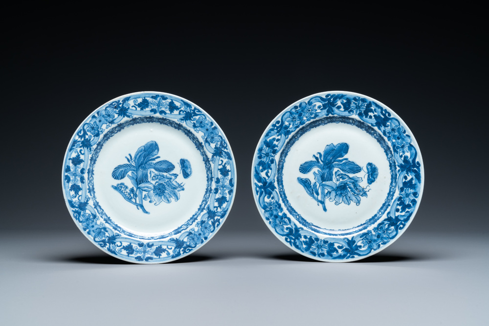 Une paire d'assiettes en porcelaine de Chine en bleu et blanc &agrave; d&eacute;cor de fleurs et insectes d'apr&egrave;s Merian, Qianlong