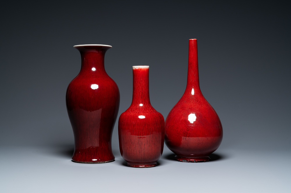 Trois vases en porcelaine de Chine sang de boeuf monochrome, 19/20&egrave;me