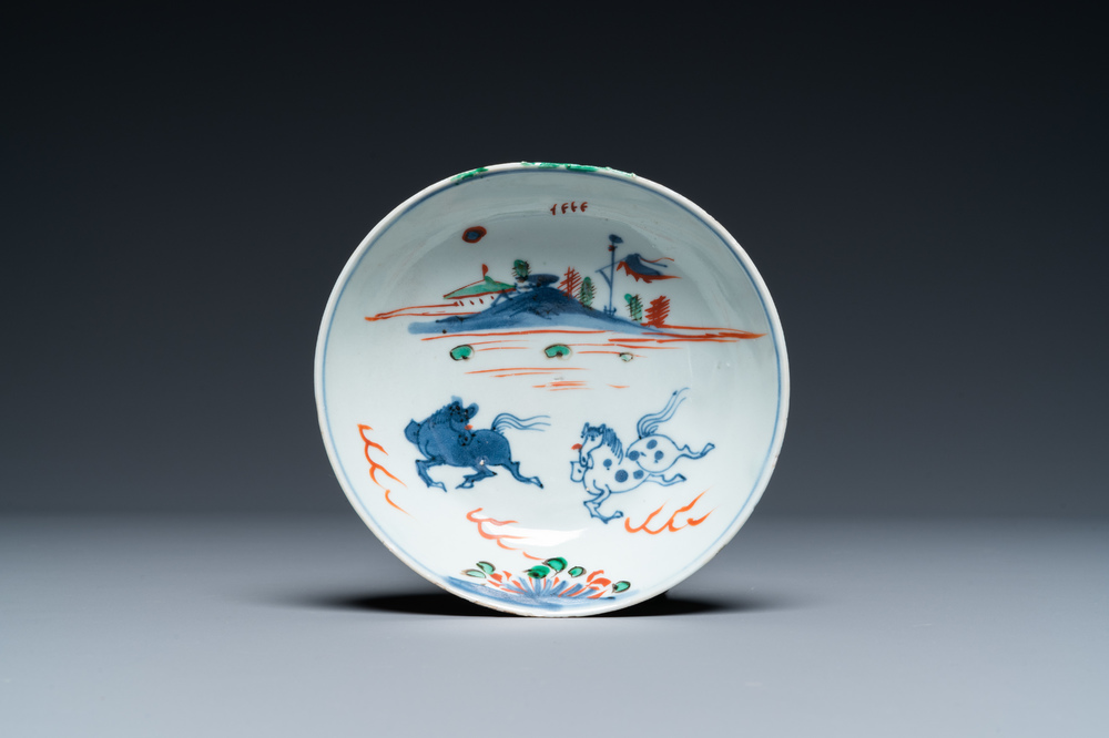 Une coupe en porcelaine de Chine de type ko-akae &agrave; d&eacute;cor de deux chevaux, Tianqi ou Chongzhen