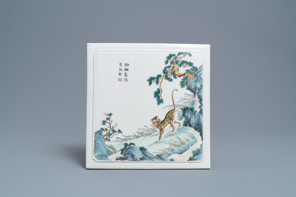 Une plaque de forme carr&eacute;e en porcelaine de Chine famille verte &agrave; d&eacute;cor d'un tigre, 19/20&egrave;me