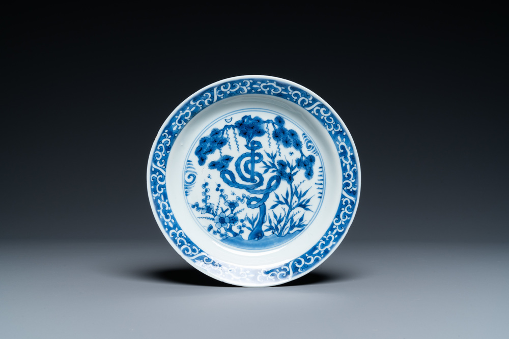 Une assiette en porcelaine de Chine en bleu et blanc au caract&egrave;re 'Shou' entour&eacute; des 'Trois amis de l'hiver', Tianqi/Chongzhen