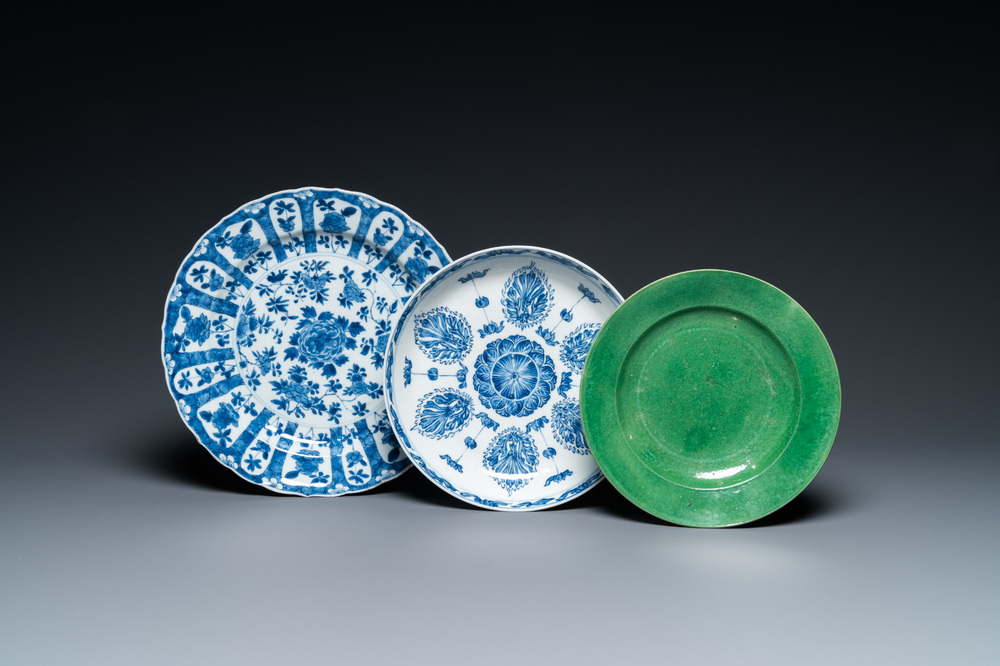 Twee Chinese blauw-witte schotels en een monochroom groen bord, Kangxi