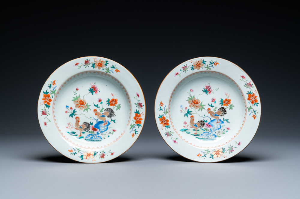 Une paire d'assiettes en porcelaine de Chine famille rose &agrave; d&eacute;cor de coqs, Qianlong
