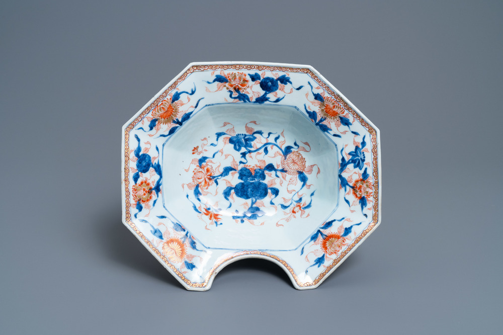 Un plat &agrave; barbe de forme octagonale en porcelaine de Chine de style Imari, Kangxi