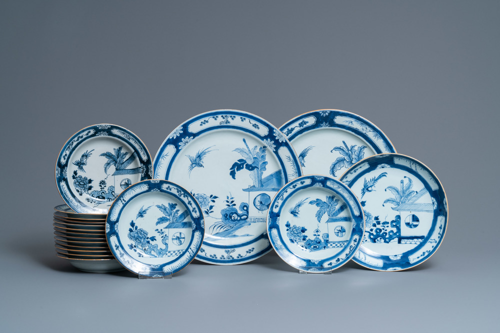 Vijftien Chinese blauw-witte borden en drie schotels met 'koekoek in het huisje' decor, Qianlong