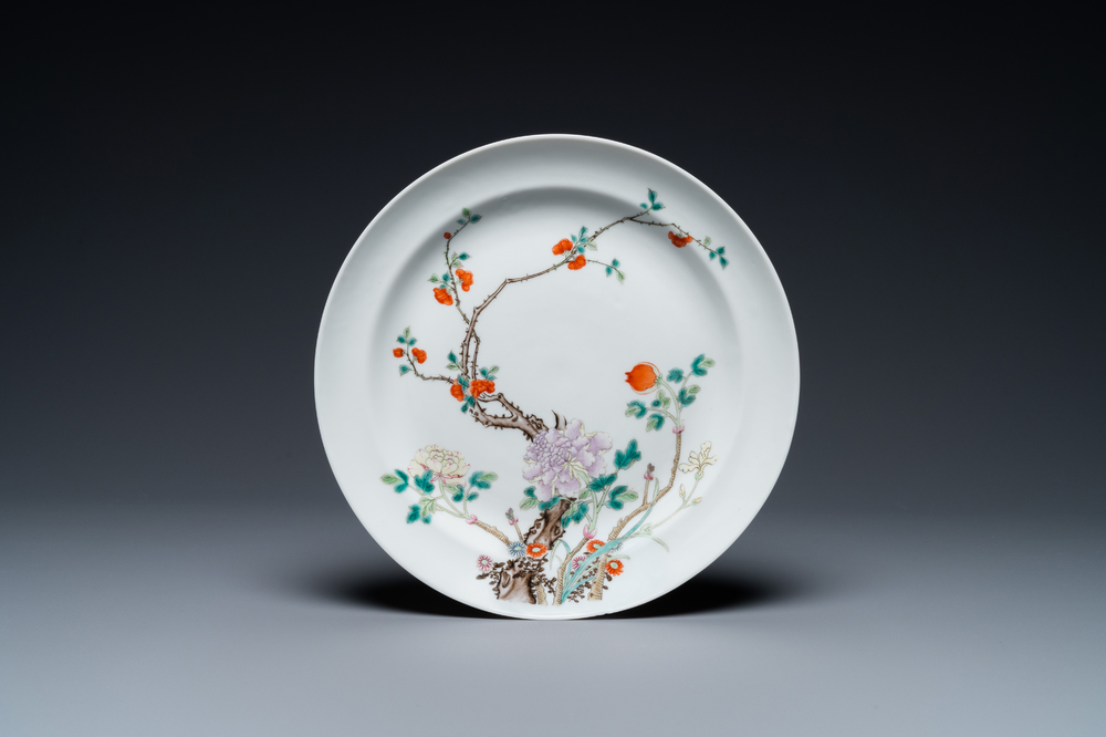 Une assiette en porcelaine de Chine famille rose, marque et &eacute;poque de Guangxu