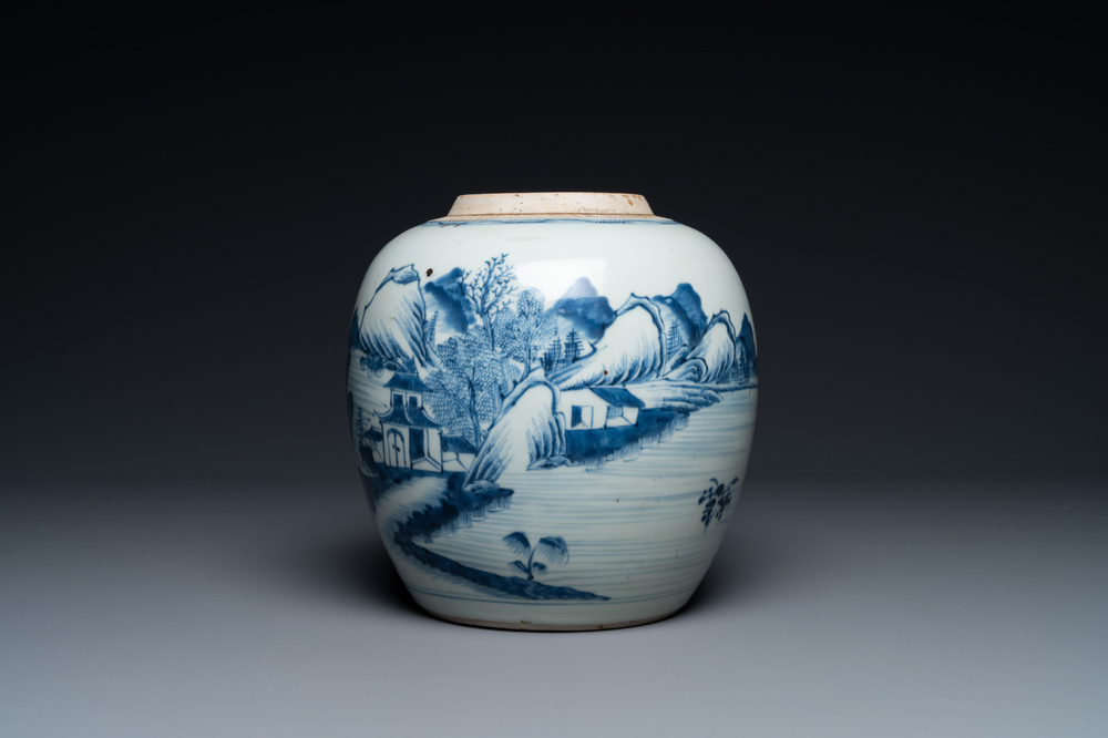 Un pot en porcelaine de Chine en bleu et blanc &agrave; d&eacute;cor d'un paysage, Kangxi