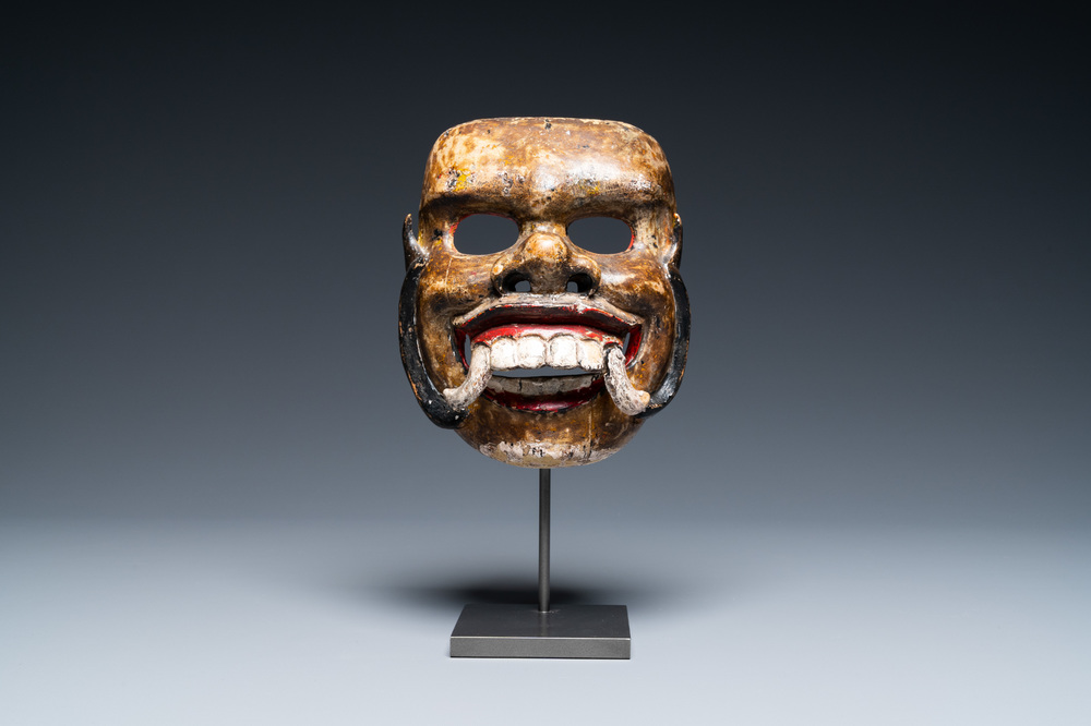 Un masque en bois sculpt&eacute; et polychrom&eacute;, Java, Indonesie, 19&egrave;me