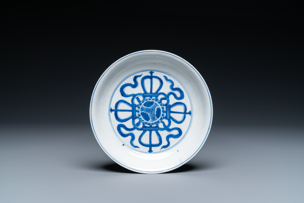 Une coupe en porcelaine de Chine en bleu et blanc &agrave; d&eacute;cor d'un double vajra, marque et &eacute;poque de Kangxi
