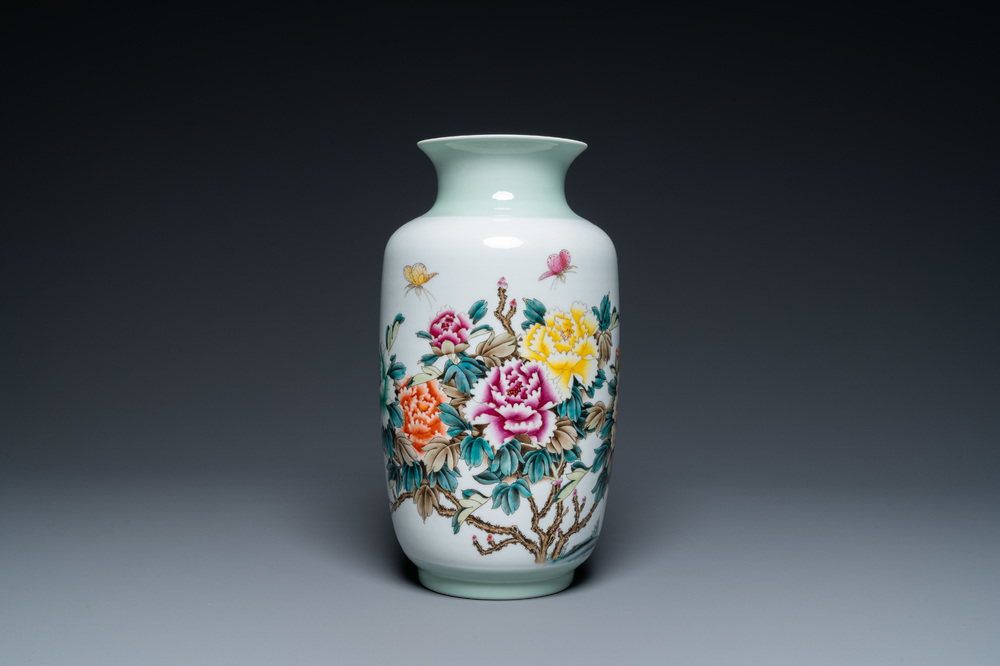 A Chinese famille rose vase with floral design, 20th C.