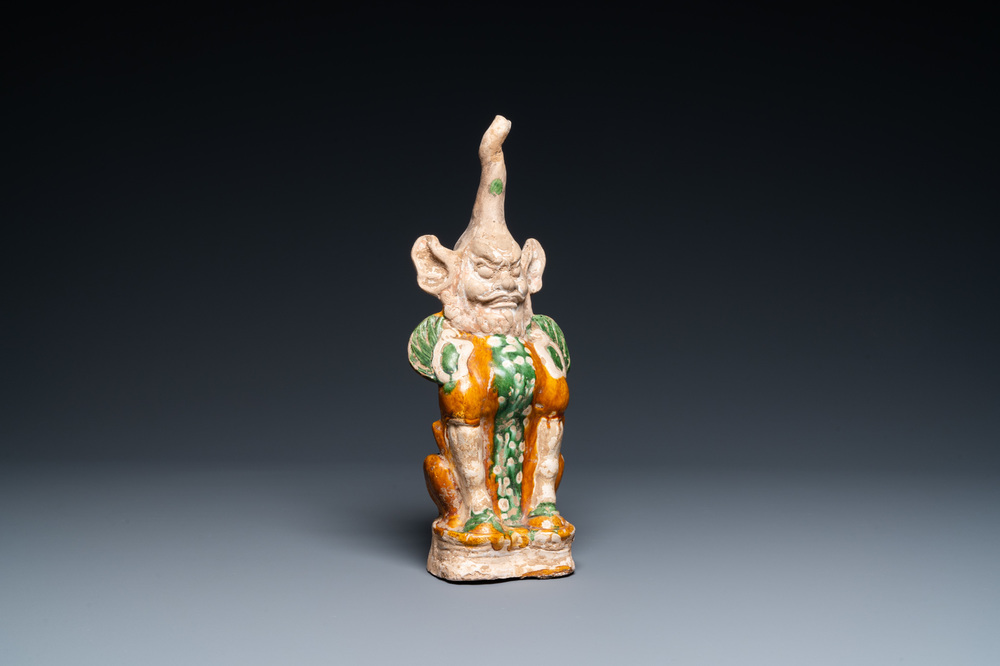 Een Chinees sancai-geglazuurd aardewerken beeld van een aardgeest, Tang