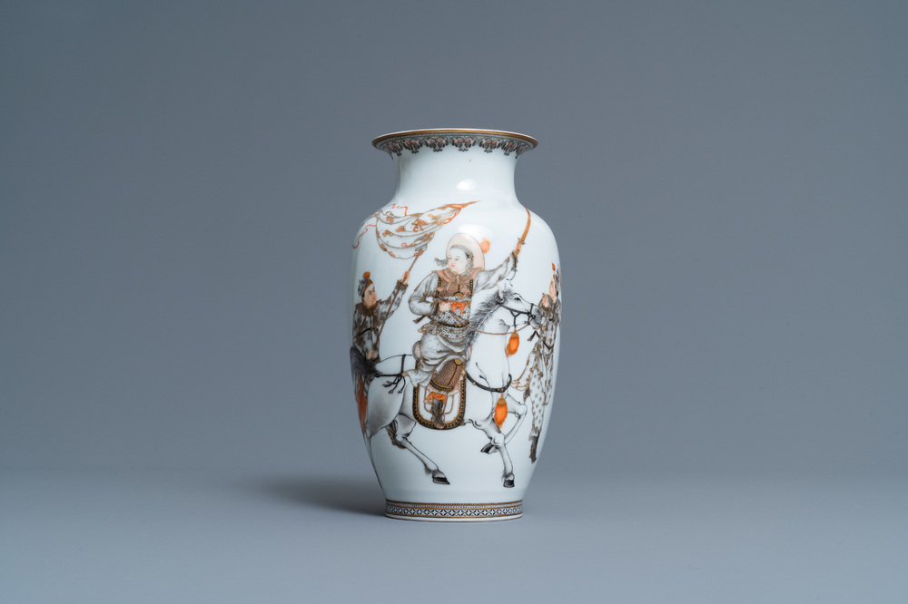 Un vase en porcelaine de Chine coquille d'oeuf &agrave; d&eacute;cor d'un cavalier entour&eacute; de soldats, marque de Qianlong, R&eacute;publique