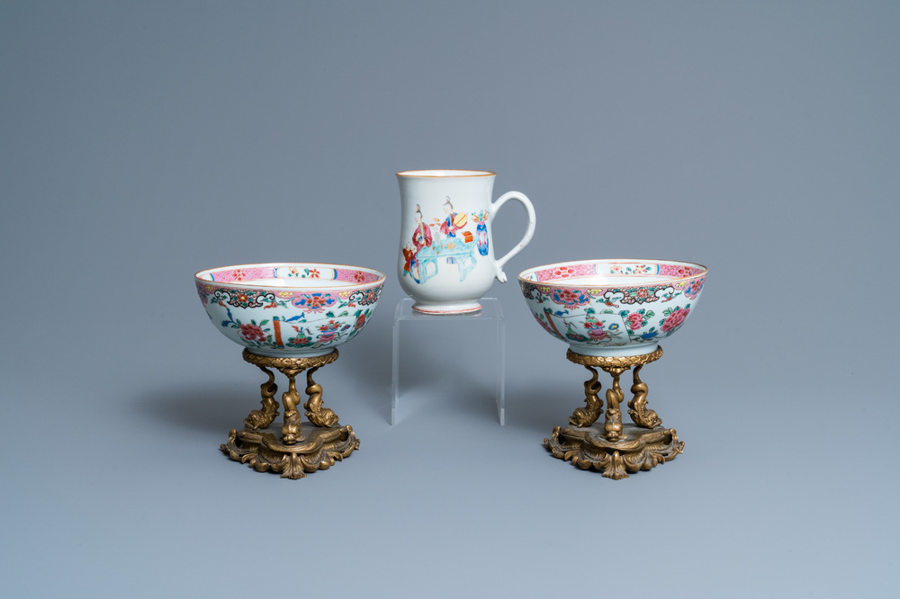 Une paire de bols en porcelaine de Chine famille rose sur socle en bronze dor&eacute; et une chope &agrave; d&eacute;cor mandarin, Qianlong
