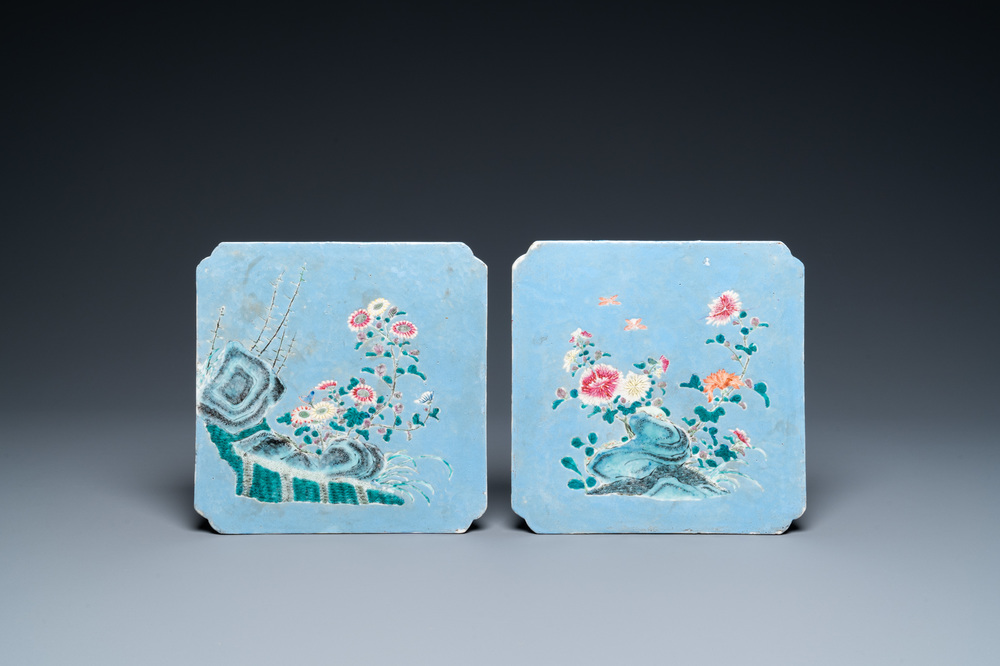 Deux plaques en porcelaine de Chine famille rose &agrave; fond bleu de lavande, 19&egrave;me