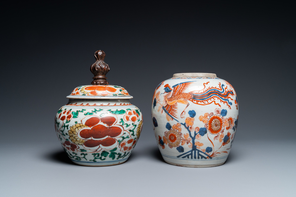 Un pot en porcelaine de Chine de style Imari et un bol couvert en wucai, Kangxi et &eacute;poque Transition