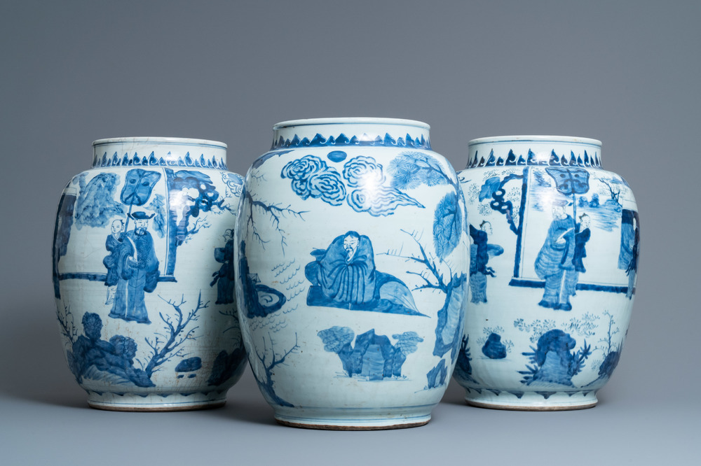 Trois grands vases en porcelaine de Chine en bleu et blanc, &eacute;poque Transition